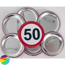 Broška s prometnim znakom za 50 let
